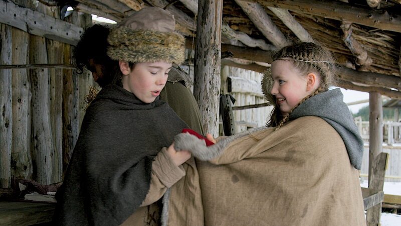 Olaf ist erstaunt, warum trägt Gudrun (Sophie Ryder) ihren Mantel verkehrt herum? – Bild: WDR/​Maramedia/​BBC/​CBeebies