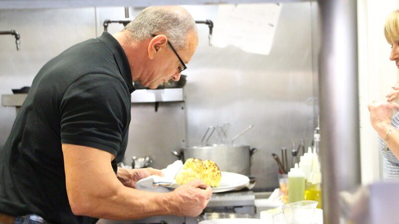 Robert inspects cauliflower, as seen on Restaurant Impossible. – Bild: Warner Bros. Discovery