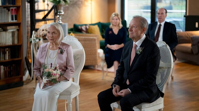 Ja-Wort in der Kanzlei: Marion von Brede (Marie Anne Fliegel, v.l.) und Heiko Welting (Gerhard Garbers, v.r.) heiraten. Isabel von Brede (Sabine Postel, h.l.) und Markus Gellert (Herbert Knaup, h.r.) freuen sich für die beiden. – Bild: ARD/​Georges Pauly