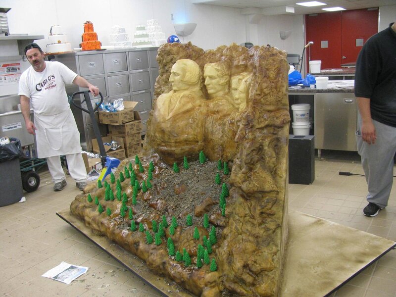 Danny stands next to completed Mt. Rushmore cake. – Bild: Discovery Communications, Inc.