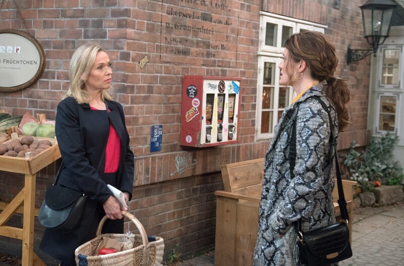 Mona (Jana Hora-Goosmann, l.) ist getroffen, als Tatjana (Judith Sehrbrock, r.) ihr unterstellt, keine Selbstachtung zu haben. – Bild: ARD/​Nicole Manthey