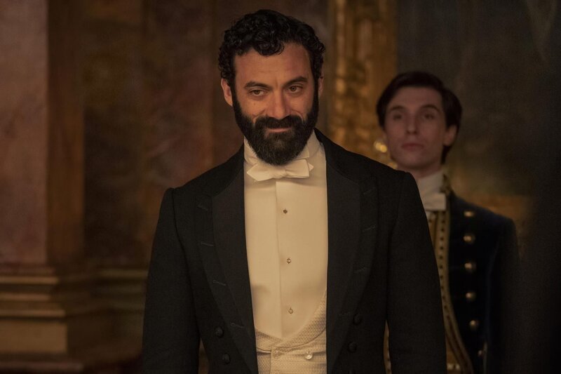 Morgan Spector als George Russell – Bild: Warner