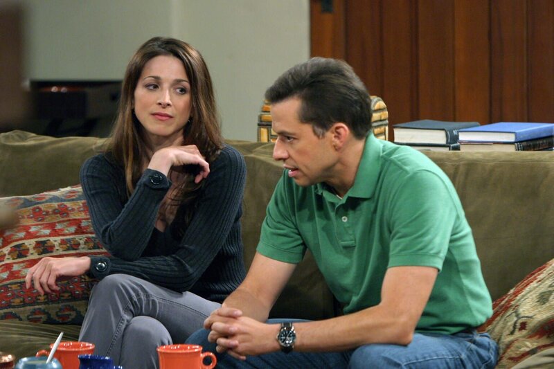 Nachdem sich Judith (Marin Hinkle, l.) von ihrem Freund getrennt hat, hofft Alan (Jon Cryer, r.) auf eine neue Chance … – Bild: Warner Brothers Entertainment Inc.