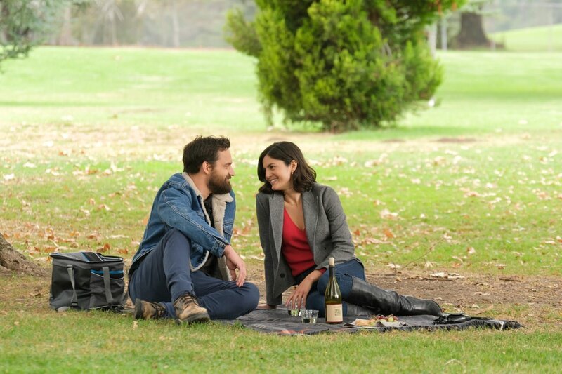 Jake Johnson (Grey McConnell), Monica Barbaro (Liz Melero). – Bild: ORF/​Disney/​ABC/​Tony Rivetti