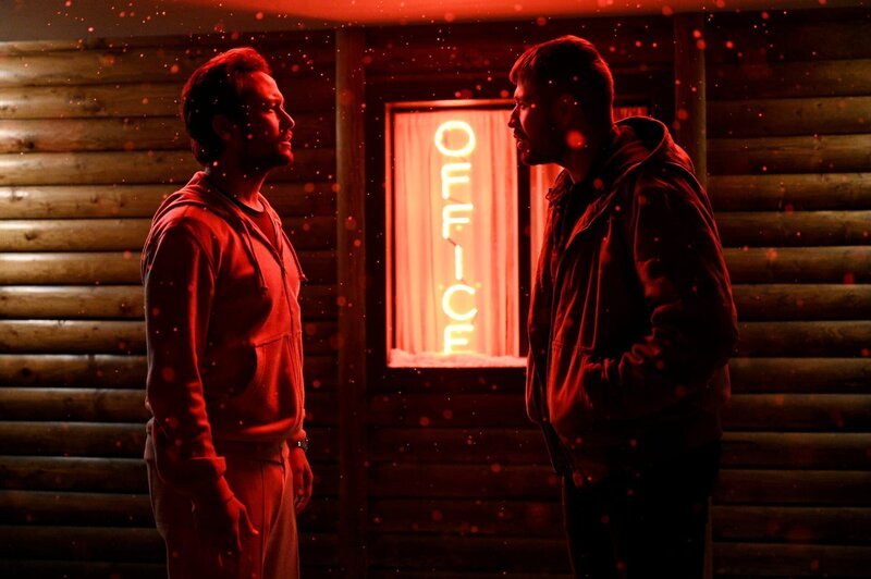 (l-r) Joseph Gordon Levitt las Trey Mendez, David Castaneda als Jimmy – Bild: Peacock /​ Paramount /​ Die Verwendung ist nur bei redaktioneller Berichterstattung im Rahmen einer Programmankündigung ab 2 Monate vor der ersten Auss /​ © 2022 Peacock TV LLC. All Rights Reserved.