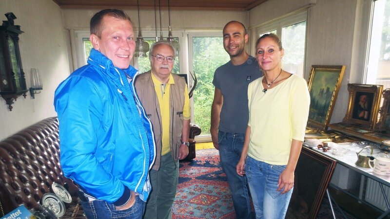 Trödelprofi Otto Schulte (li.) bespricht mit Christina, Toni und Werner (2.v.li.) die Vorgehensweise – Bild: RTL Zwei