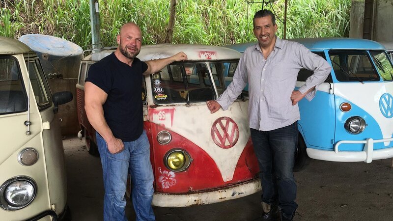 Michael Manousakis (r.) and his old school friend Volker Stein. – Bild: Warner Bros. Discovery