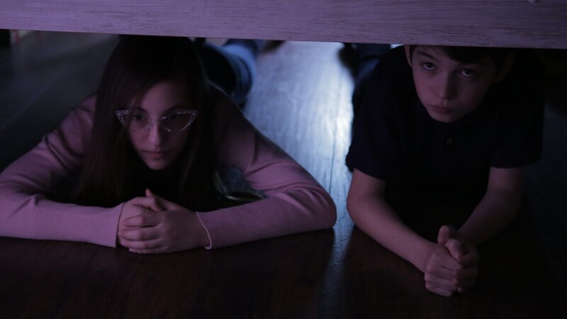 Young Betty and Johnny are under the bed. – Bild: TLC