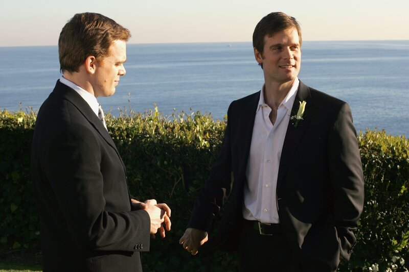 David (Michael C. Hall) beglückwünscht seinen Bruder Nate (Peter Krause, r.) zu der perfekten Hochzeit. – Bild: Sky Atlantic