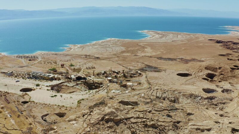 Rund 400 neue Krater treten jedes Jahr entlang der Küste des Toten Meeres auf, wodurch komplette Orte vom Boden verschluckt werden können. – Bild: Beyond Entertainment Limited/​ WeltN24 GmbH