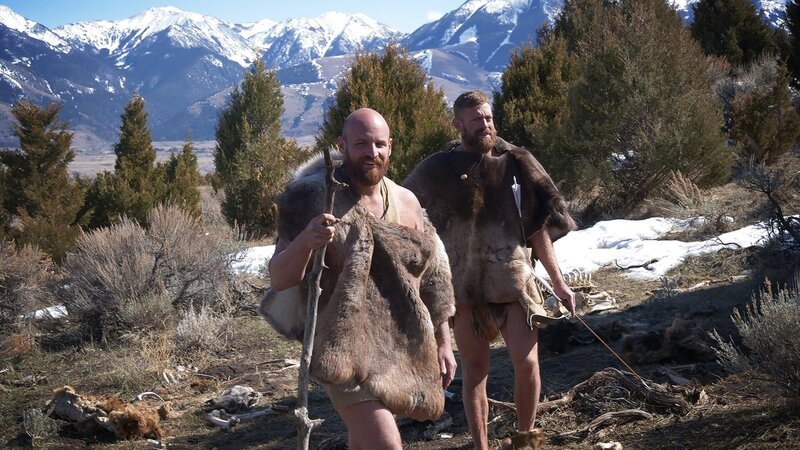 L-R: Waz und Jake gehen. – Bild: Warner Bros. Discovery