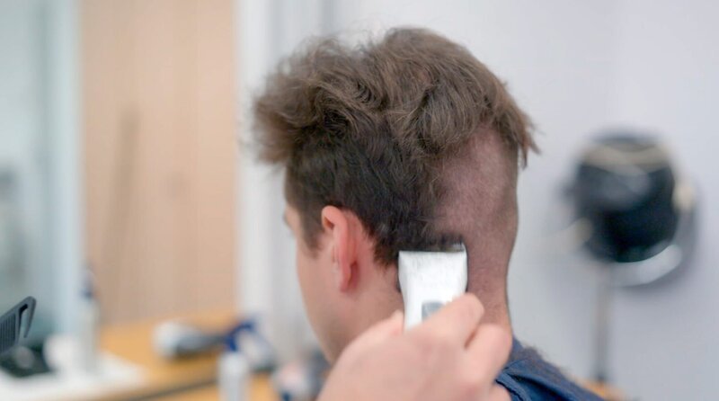 Vor Dienstantritt zum Friseur. Laut Dienstvorschrift müssen Soldaten das Haar kurz tragen. Längeres Haar ist nur Soldatinnen erlaubt – in Form eines Pferdeschwanzes. – Bild: WDR