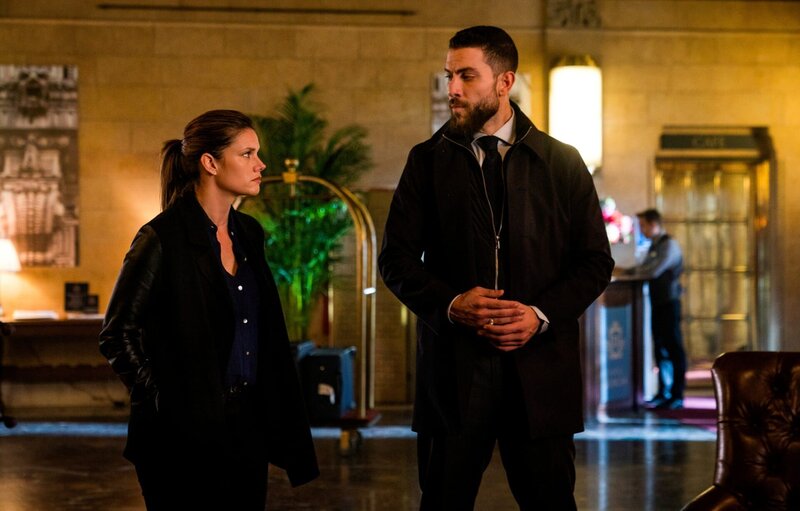 „Trigger Effect“ – While investigating a mass casualty incident at a New York City restaurant, the team scrambles to determine if it was racially motivated and if there was more than one gunman. Also, Maggie begins to notice troubling behavior from her co-worker, Elise (Vedette Lim), on FBI, Tuesday, May 18 (9:00⁠–⁠10:00 PM, ET/​PT) on the CBS Television Network. Pictured (l-r) Missy Peregrym as Special Agent Maggie Bell and Zeeko Zaki as Special Agent Omar Adom ‚OA‘ Zidan. – Bild: Michael Parmelee /​ CBS