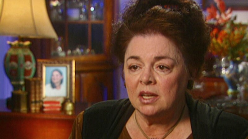 Ein Notruf geht bei der Polizei ein: Ein Arzt hat seine Frau in einer Blutlache auf dem Badezimmerboden gefunden. – Bild: TVNOW