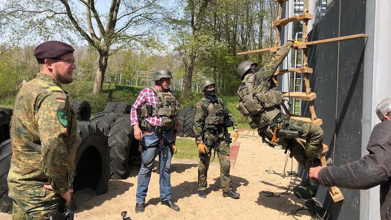 Michael Manousakis (2.v.l.) – Bild: Warner Bros. Discovery