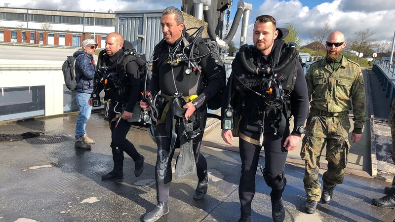 Michael Manousakis (m.) – Bild: Warner Bros. Discovery