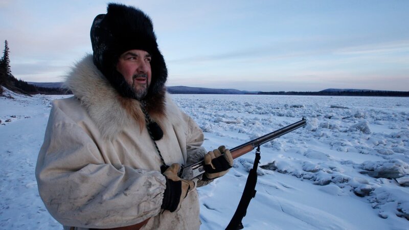 Charlie Wright poses for the camera while trapping. – Bild: Discovery Channel /​ Discovery Communications
