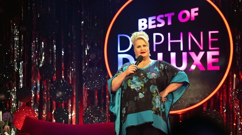 Daphne de Luxe präsentiert in ihren Programmen Kabarett, Comedy und das eine oder andere Lied. Situationskomik, Improvisationstalent und das Aufgreifen aktueller gesellschaftlicher Themen machen aus jedem ihrer Auftritte ein Unikat. Ihre Authentizität ist es, die berührt und begeistert. – Bild: WDR/​Melanie Grande