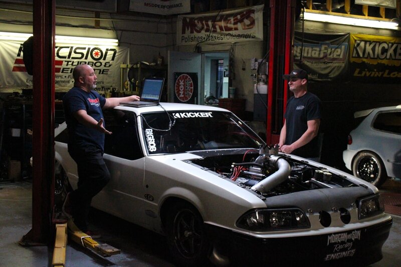 Chuck und Chris besprechen ihre Strategie, um bei der letzten Race Night der Saison den ersten Platz zu halten. – Bild: Discovery Channel /​ Discovery Communications