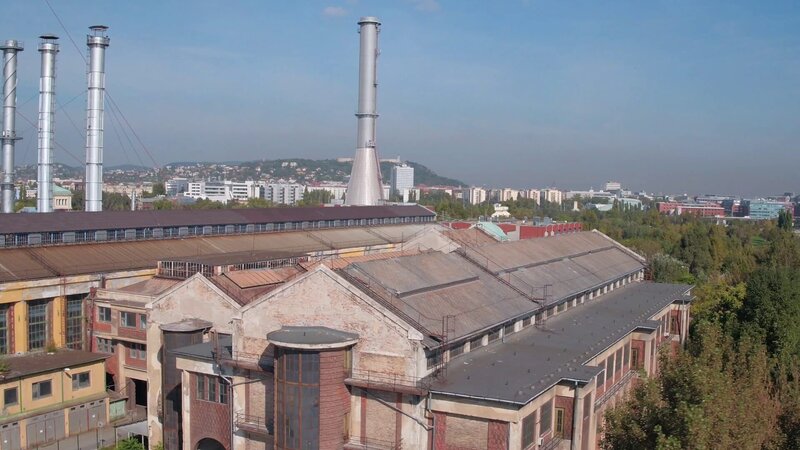 Bildunterschrift: Im russischen Dserschinsk ragt ein gigantischer Stromleitungsmast einsam vor dem Horizont empor: Der Shukhov Tower hat seit 1989 ausgedient. – Bild: N24 Doku