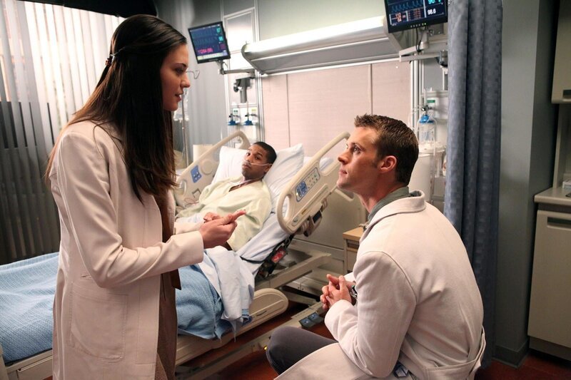 Dr. Jessica Adams (Odette Annable) und Dr. Robert Chase (Jesse Spencer) versuchen dem blinden Will (Michael B. Jordan, hi.) zu helfen, dessen Zustand sich zunehmend verschlechtert. – Bild: PLURIMEDIA (NBC Universal, Inc.)