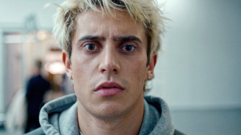 Leon (Leo Altaras) möchte sich in seiner Kunst verwirklichen. – Bild: ARD Degeto/​HR/​Turbokultur/​Phillip Kaminiak