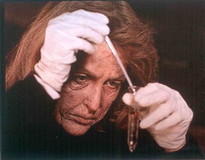 Scully (Gillian Anderson) ist an Bord eines amerikanischen Kiregsschiffes. – Bild: TV3 /​ Taurus Film