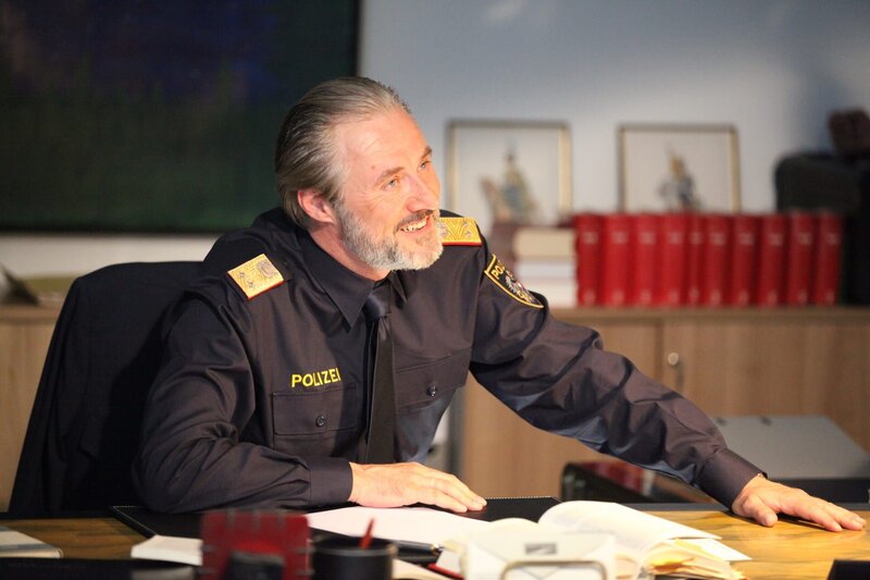 Generalmajor Rudolf Stirner (Joseph Lorenz) fühlt sich von seinem Kollegen Oberst Ernst Kanter kontrolliert. – Bild: ZDF /​ Stefan Haring