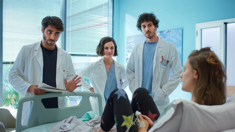L-R: Damiano Cesconi (Marco Rossetti), Martina Carelli (Laura Cravedi), Riccardo Bonvegna (Pierpaolo Spollon) – Bild: AXN White