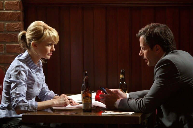 Bei einem gemeinsamen Abendessen kommen sich Det. Lilly Rush (Kathryn Morris, l.) und Ryan Cavanaugh (Johnny Messner, r.) näher … – Bild: Sat.1 Gold