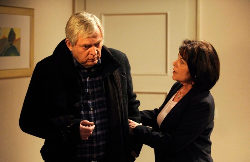 Joseph erleidet während einer Diskussion mit Rosi einen Schlaganfall. Von links: Joseph (Wilhelm Manske) und Rosi Brunner (Brigitte Walbrun). – Bild: BR/​Marco Orlando Pichler