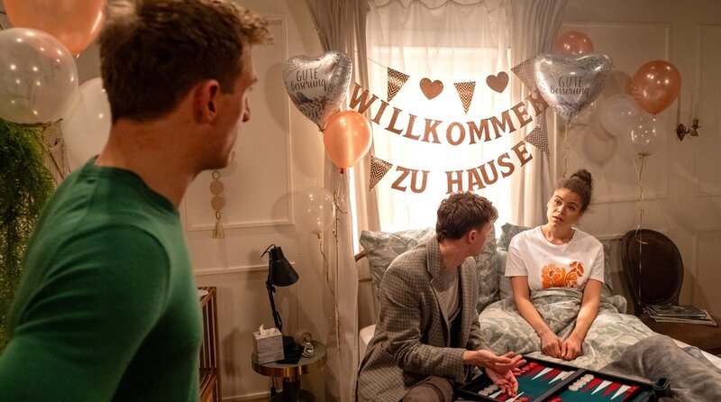 Ana (Soluna-Delta Kokol, r.) fühlt, dass sie Philipp (Robin Schick, M.) und Vincent (Martin Walde, l.) gleichermaßen toll findet. – Bild: ARD/​WDR/​Thomas Neumeier