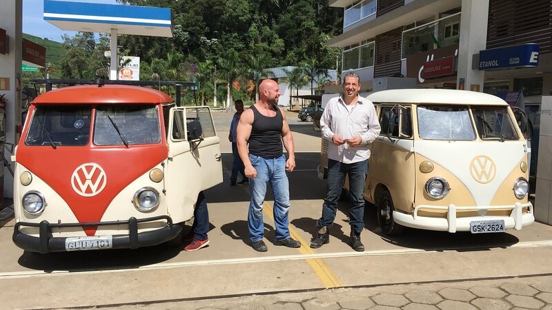 L-R: Volker Stein and Michael Manousakis with VW Bullis – Bild: DMAX
