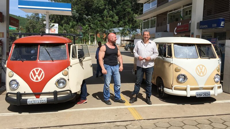 L-R: Volker Stein and Michael Manousakis with VW Bullis – Bild: Warner Bros. Discovery