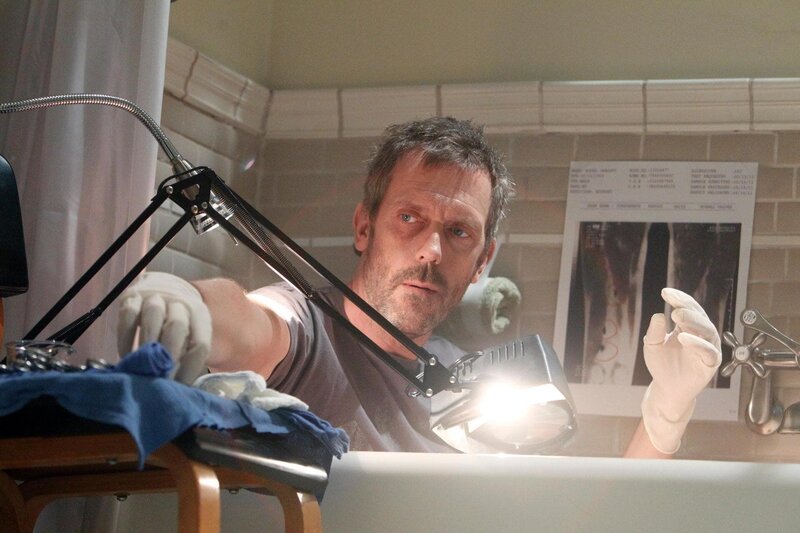Durch die illegale Substanz, die er sich gespritzt hat, haben sich in seinem Bein Tumore gebildet. Jetzt versucht House (Hugh Laurie), sie selbst operativ zu entfernen … – Bild: Universal TV