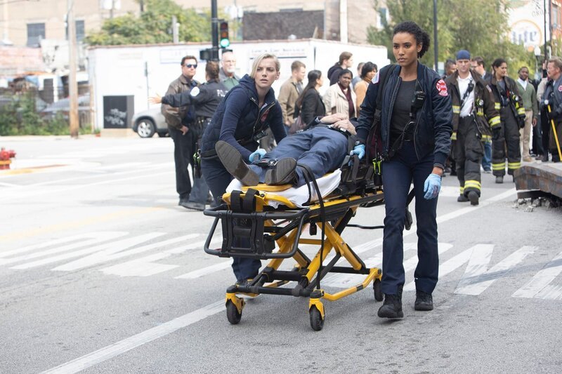 Chicago Fire Staffel 8 Folge 8 Abtransport: Kara Killmer als Sylvie Brett, Annie Ilonzeh als Emily Foster – Bild: Universal TV