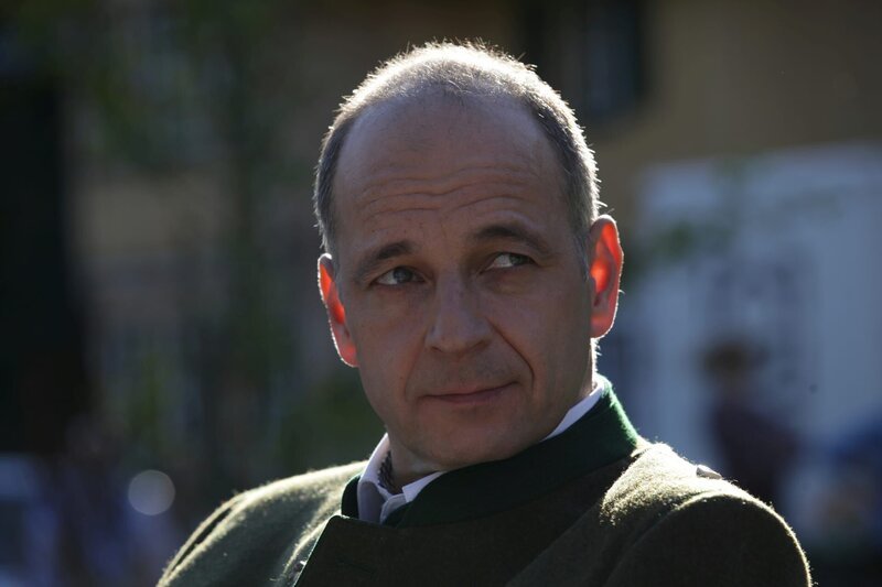 Dr. Seiler verbringt seinene Urlaub am Attersee, wo die Leiche einer jungen Frau gefunden wird. Oberstaatsanwalt Dr. Seiler (Paul Matic)). „SOKO Wien – Ein hoher Preis“: Dr. Seiler am Attersee. Fotograf: Stefan Haring – Bild: Bavaria Media GmbH /​ Die Verwendung ist nur bei redaktioneller Berichterstattung im Rahmen einer Programmankündigung ab 2 Monate vor der ersten Auss /​ © Bavaria Media