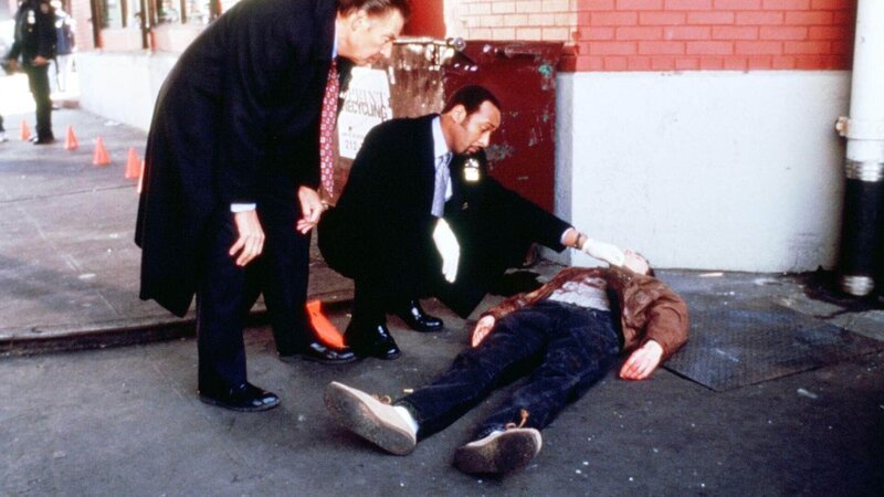 Detective Lennie Briscoe (Jerry Orbach, l.), Detective Ed Green (Jesse L. Martin, M.) und Opfer (Darsteller unbekannt) Die Verwendung des sendungsbezogenen Materials ist nur mit dem Hinweis und Verlinkung auf RTL+ gestattet. – Bild: RTL/​NBC Universal