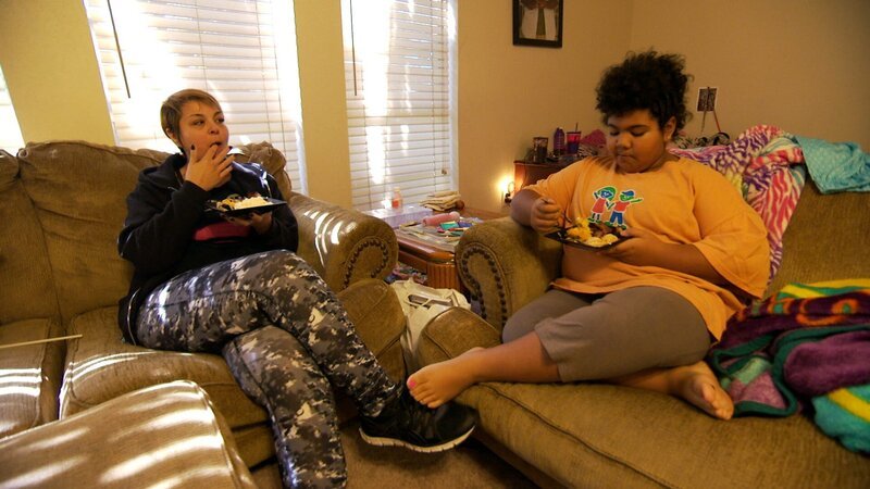 Paula and her daughter Savanna eating dinner on the couch. – Bild: TLC /​ Discovery Communications
