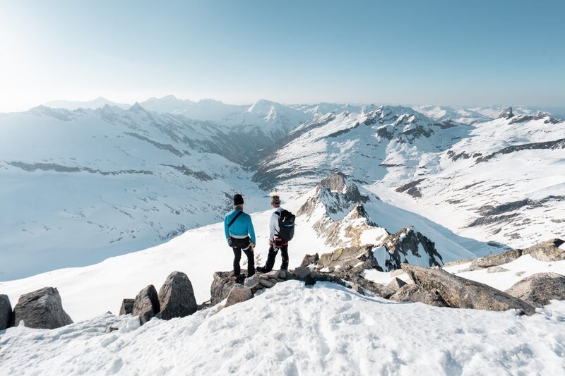 v.li.: Stephan Eberharter und Markus Kröll bei einer Skitour – Bild: Zillertaltourismus