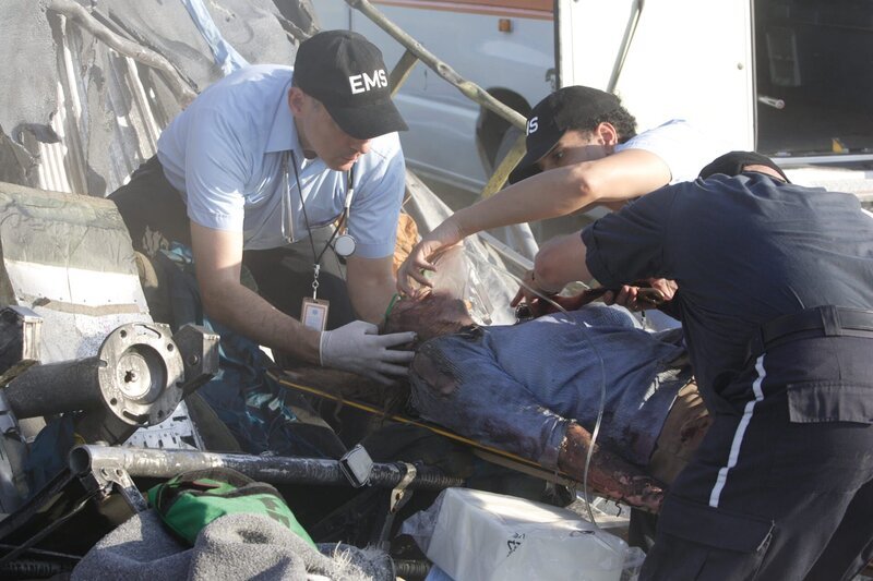 Die Rettungsteams finden einen weiteren Überlebenden unter den Wrackteilen und geben dem Passagier Sauerstoff. – Bild: Cineflix