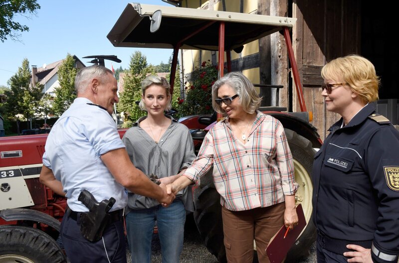 Paul Schott (Tim Wilde, l.) und Nele Fehrenbach (Floriane Daniel, r.) befragen Friderike v. Lubitz (Merle Wasmuth, 2.v.l.) und Emilia v. Lubitz (Brigitte Karner, 2.v.r.) zu dem Aussteiger Niko Schöller. Dieser hatte vor Kurzem auf dem Weingut der Adelsfamilie Lubitz gejobbt und war jetzt tot auf seinem Boot gefunden worden. – Bild: ARD/​Laurent Trümper