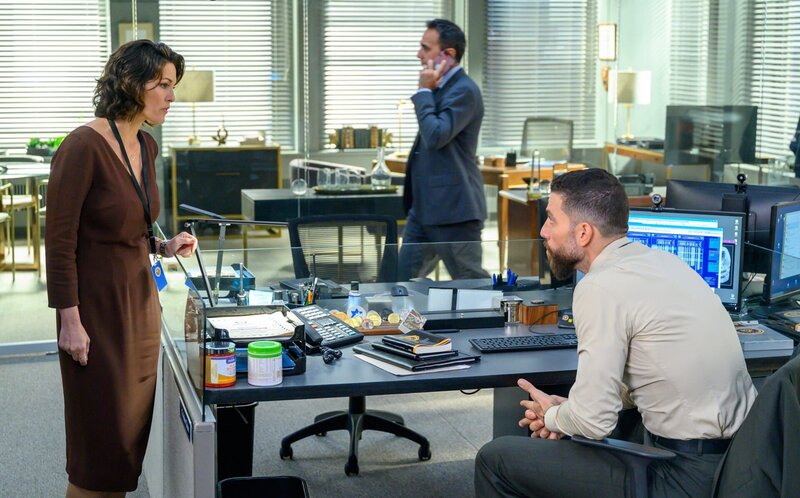 Trauma – After the team finds a connection between bombings at government agencies and a private veterans club in New York City, Isobel tells OA to recruit his former Army buddy, Chris (Cleveland Berto), for intel since he spends time at the club. However, knowing the difficulty soldiers like Chris often face returning to civilian life, OA is reluctant to follow orders, on the CBS Original series FBI, Tuesday, Oct. 5 (8:00⁠–⁠9:00 PM, ET/​PT) on the CBS Television Network, and available to stream live and on demand on Paramount+. Pictured (L-R) Zeeko Zaki as Special Agent Omar Adom ‚OA‘ Zidan AND Alana De La Garza as Special Agent in Charge Isobel Castille. – Bild: David M. Russell /​ CBS Entertainment