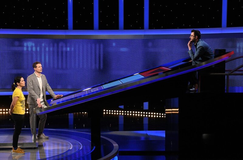 Moderator Alexander Bommes (2.v.l.) mit der Kandidatin Diana Faust (l.) und dem Jäger Sebastian Klussmann (r.). SPERRVERMERK: – Bild: ARD/​Uwe Ernst