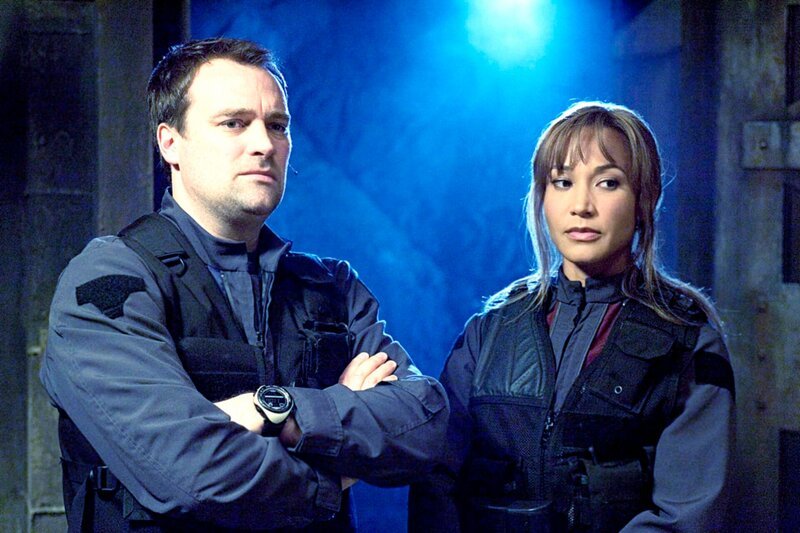 L-R: Dr. Rodney McKay (David Hewlett), Teyla Emmagan (Rachel Luttrell) – Bild: SYFY