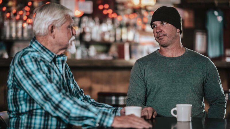 Fred Hurt und Dustin Hurt sprechen darüber, dass Fred in dieser Saison keine Crew leitet. – Bild: Raw Tv Limited /​ Photobank/​ 37956_ep501_021 /​ Discovery Communications LLC