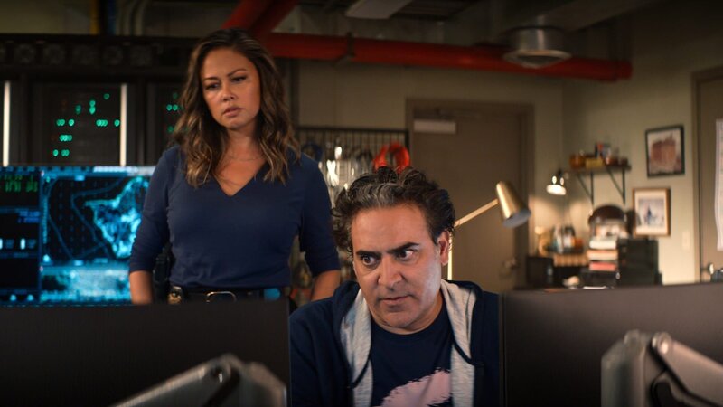 l-r: Vanessa Lachey als Jane Tennant, Ernie Malik (Jason Antoon) – Bild: Paramount