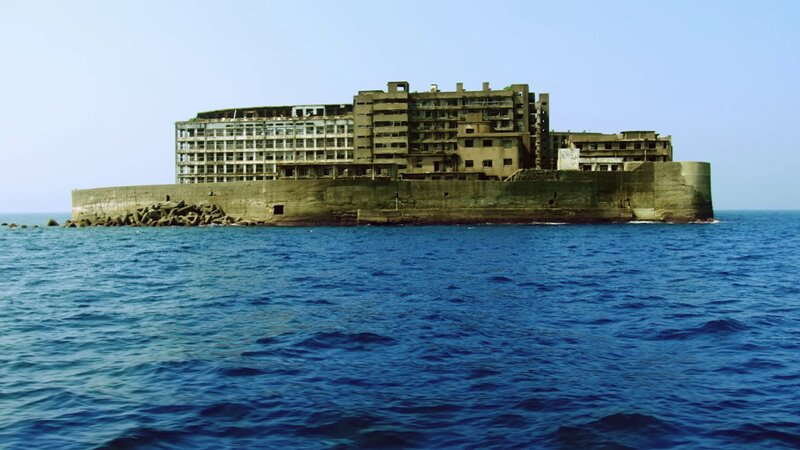 Welche wirtschaftlichen Entwicklungen führten dazu, dass die kleine japanische Insel Hashima, einst das meist bevölkerte Fleckchen Land weltweit, heute gänzlich verlassen ist? – Bild: N24 Doku