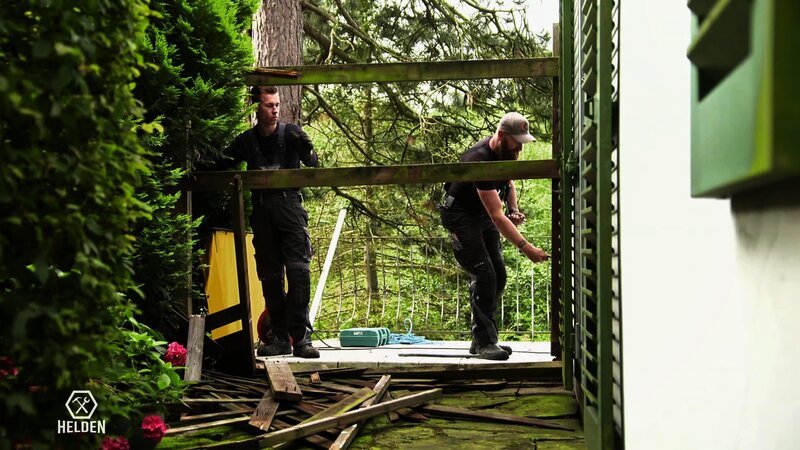 Marcel and his trainee Joshua replace an old wooden fence in Wuppertal. – Bild: DMAX