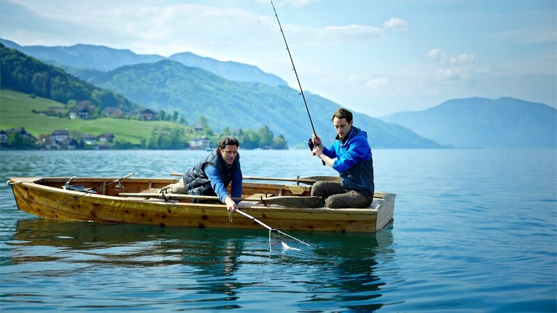 Samuel und Roman Auer auf dem Fischerboot am Attersee. – Bild: ORF/​WEGA Film/​Martin Stoni